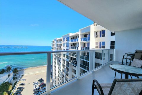 Copropriété à louer à Hollywood, Floride: 2 chambres, 107.77 m2 № 2242762 - photo 2