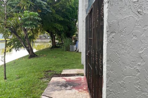 Townhouse in Lauderhill, Florida 3 bedrooms, 195.09 sq.m. № 1943904 - photo 6
