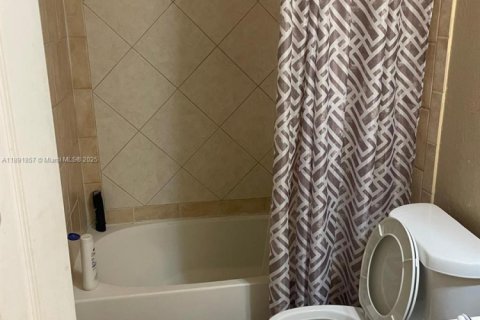 Townhouse in Lauderhill, Florida 3 bedrooms, 195.09 sq.m. № 1943904 - photo 12