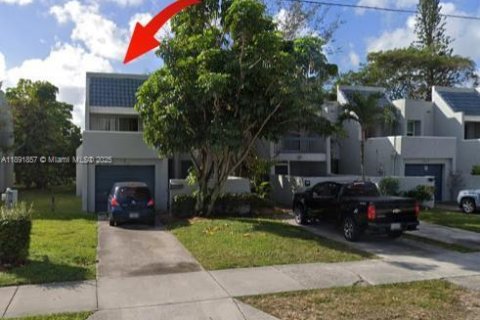 Townhouse in Lauderhill, Florida 3 bedrooms, 195.09 sq.m. № 1943904 - photo 1