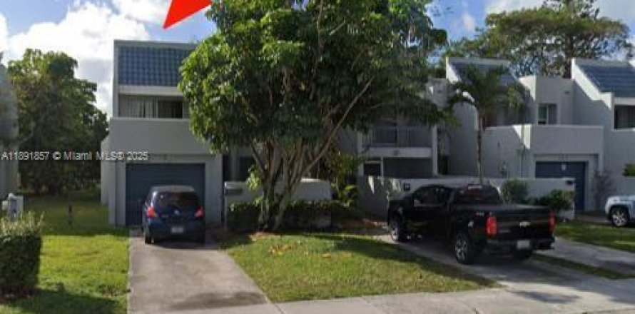 Townhouse in Lauderhill, Florida 3 bedrooms, 195.09 sq.m. № 1943904