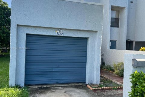 Townhouse in Lauderhill, Florida 3 bedrooms, 195.09 sq.m. № 1943904 - photo 3