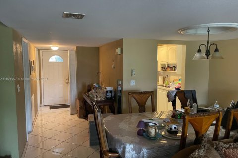 Townhouse in Lauderhill, Florida 3 bedrooms, 195.09 sq.m. № 1943904 - photo 9