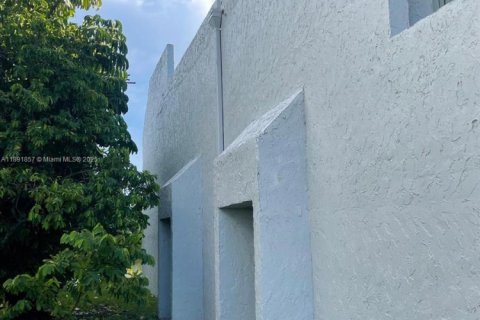Townhouse in Lauderhill, Florida 3 bedrooms, 195.09 sq.m. № 1943904 - photo 2