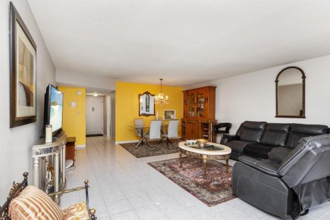 Condominio en venta en Lauderhill, Florida, 2 dormitorios, 101.08 m2 № 2175808 - foto 8