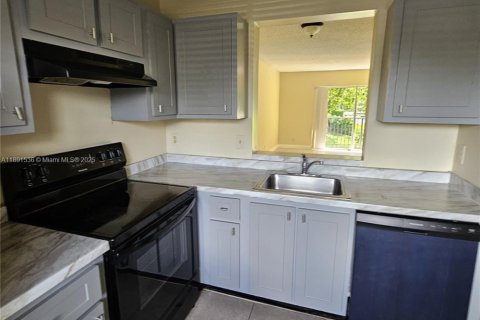 Condo in Miramar, Florida, 2 bedrooms  № 1944747 - photo 2