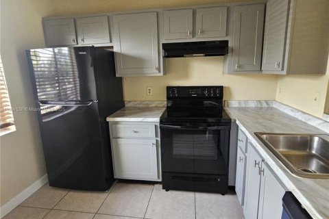 Condo in Miramar, Florida, 2 bedrooms  № 1944747 - photo 1