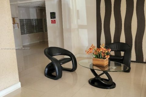 Condo in Hallandale Beach, Florida, 2 bedrooms  № 1974543 - photo 3