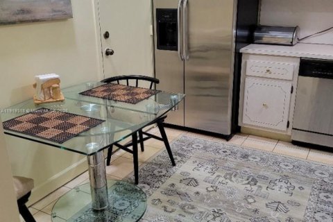 Condo in Hallandale Beach, Florida, 2 bedrooms  № 1974543 - photo 17