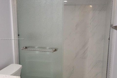 Condo in Hallandale Beach, Florida, 2 bedrooms  № 1974543 - photo 11