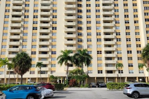 Condo in Hallandale Beach, Florida, 2 bedrooms  № 1974543 - photo 1