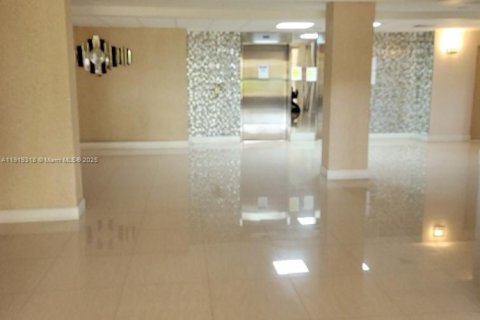 Condo in Hallandale Beach, Florida, 2 bedrooms  № 1974543 - photo 2