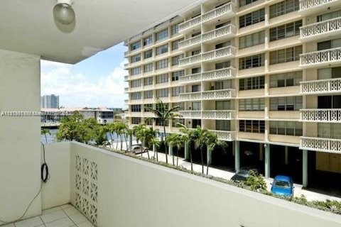 Condo in Hallandale Beach, Florida, 2 bedrooms  № 1974543 - photo 20
