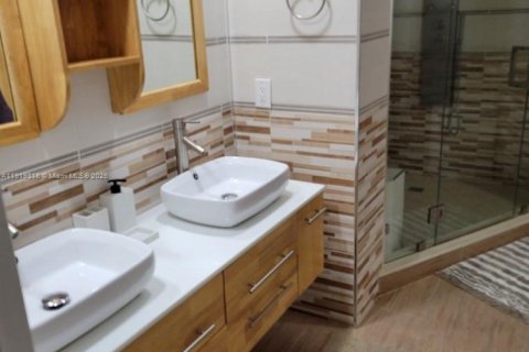 Condo in Hallandale Beach, Florida, 2 bedrooms  № 1974543 - photo 16