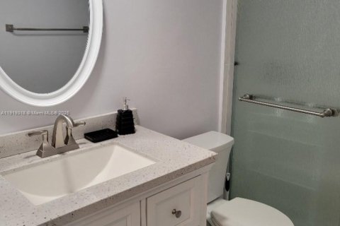 Condo in Hallandale Beach, Florida, 2 bedrooms  № 1974543 - photo 10