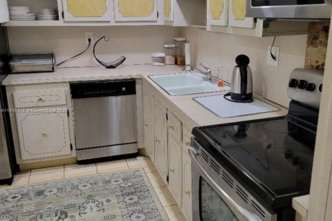 Condo in Hallandale Beach, Florida, 2 bedrooms  № 1974543 - photo 18