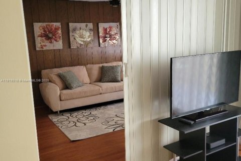 Condo in Hallandale Beach, Florida, 2 bedrooms  № 1974543 - photo 8