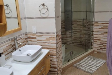 Condo in Hallandale Beach, Florida, 2 bedrooms  № 1974543 - photo 14