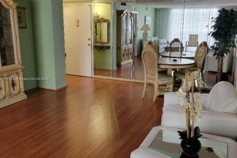 Condo in Hallandale Beach, Florida, 2 bedrooms  № 1974543 - photo 7