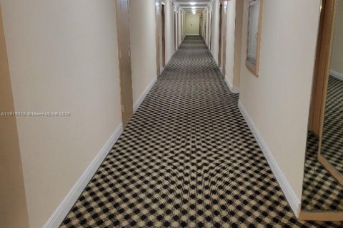 Condo in Hallandale Beach, Florida, 2 bedrooms  № 1974543 - photo 4