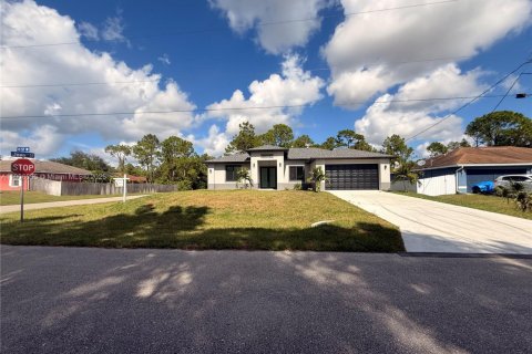 House in Lehigh Acres, Florida 3 bedrooms № 2013236 - photo 2