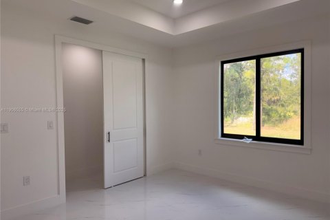 House in Lehigh Acres, Florida 3 bedrooms № 2013236 - photo 15