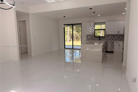 House in Lehigh Acres, Florida 3 bedrooms № 2013236 - photo 9