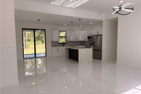 House in Lehigh Acres, Florida 3 bedrooms № 2013236 - photo 8