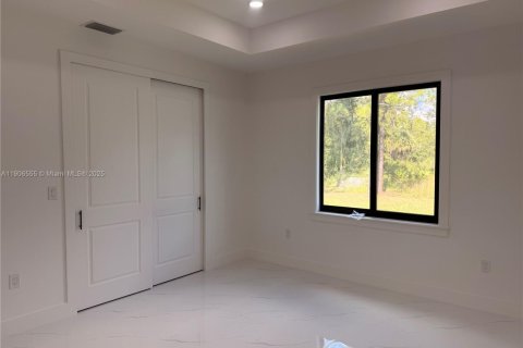 House in Lehigh Acres, Florida 3 bedrooms № 2013236 - photo 14