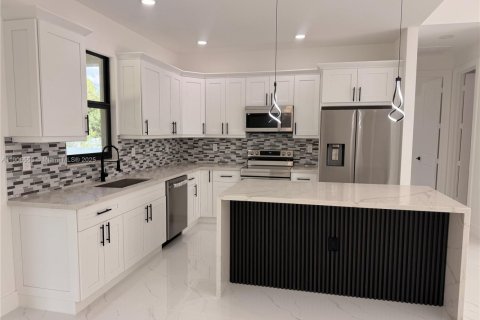 House in Lehigh Acres, Florida 3 bedrooms № 2013236 - photo 10