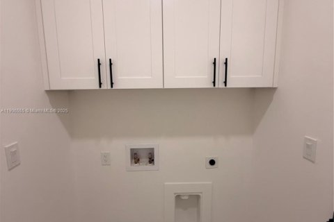 House in Lehigh Acres, Florida 3 bedrooms № 2013236 - photo 28