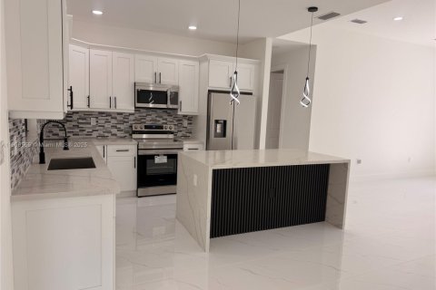 House in Lehigh Acres, Florida 3 bedrooms № 2013236 - photo 11