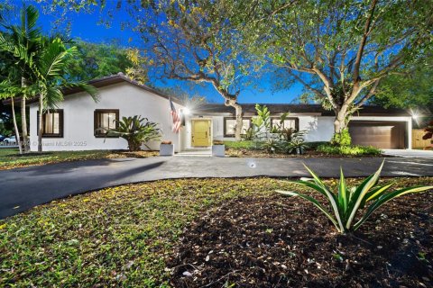 House in Palmetto Bay, Florida 4 bedrooms, 241.17 sq.m. № 1819796 - photo 2
