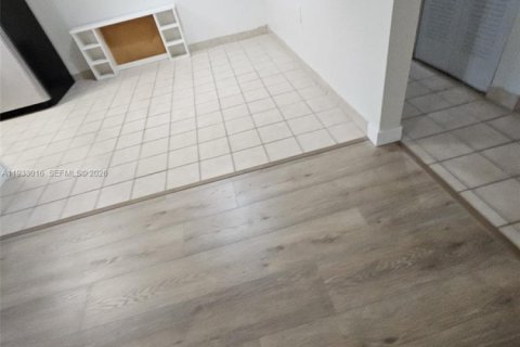 Condo in Pembroke Pines, Florida, 2 bedrooms  № 1991716 - photo 11