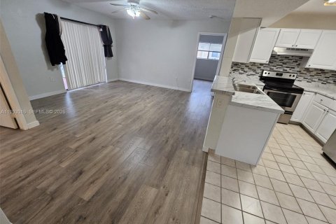 Condo in Pembroke Pines, Florida, 2 bedrooms  № 1991716 - photo 2