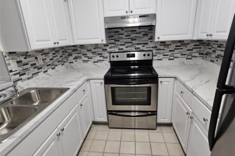 Condo in Pembroke Pines, Florida, 2 bedrooms  № 1991716 - photo 7