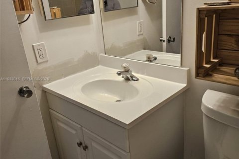 Condo in Pembroke Pines, Florida, 2 bedrooms  № 1991716 - photo 14