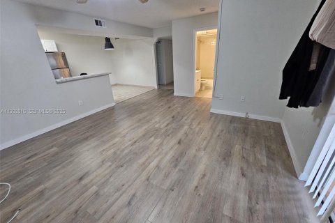 Condo in Pembroke Pines, Florida, 2 bedrooms  № 1991716 - photo 3