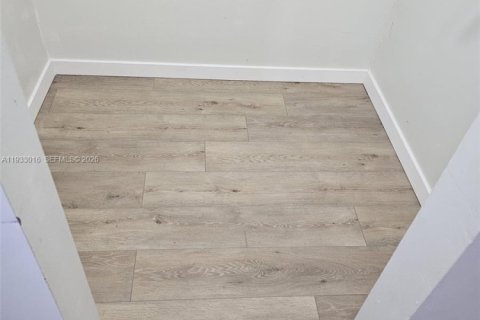 Condo in Pembroke Pines, Florida, 2 bedrooms  № 1991716 - photo 12