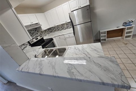 Condo in Pembroke Pines, Florida, 2 bedrooms  № 1991716 - photo 4