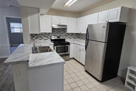 Condo in Pembroke Pines, Florida, 2 bedrooms  № 1991716 - photo 6