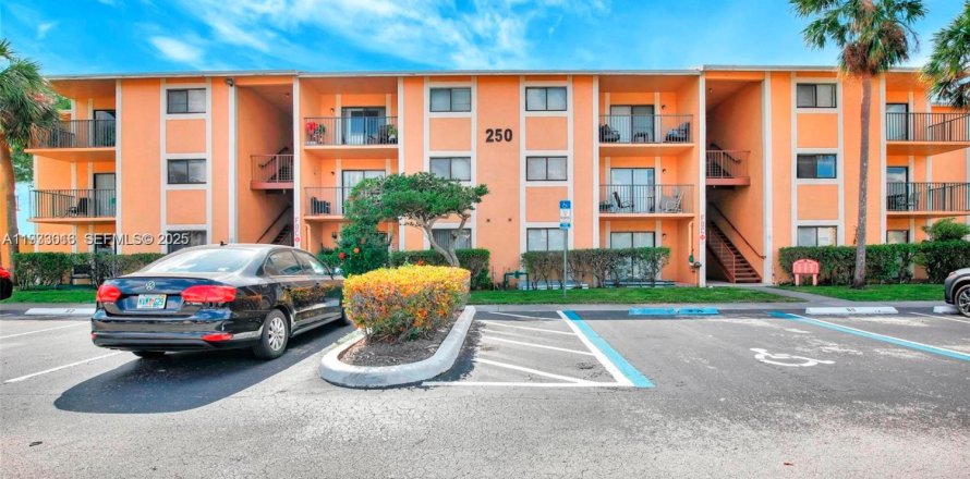 Кондоминиум с 2 спальнями в Пемброк-Пайнс, Флорида № 1991716