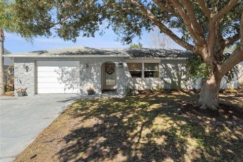 House in New Port Richey, Florida 3 bedrooms, 178.84 sq.m. № 2103099
