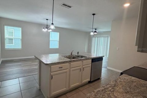 House in Davenport, Florida 5 bedrooms, 234.3 sq.m. № 2277572 - photo 8