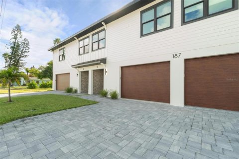 Townhouse in Madeira Beach, Florida 3 bedrooms, 184.88 sq.m. № 2317379 - photo 5