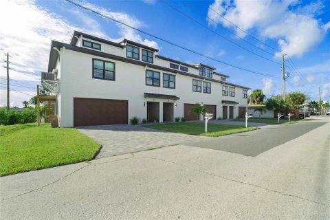 Townhouse in Madeira Beach, Florida 3 bedrooms, 184.88 sq.m. № 2317379 - photo 2