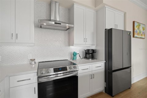 Townhouse in Madeira Beach, Florida 3 bedrooms, 184.88 sq.m. № 2317379 - photo 25