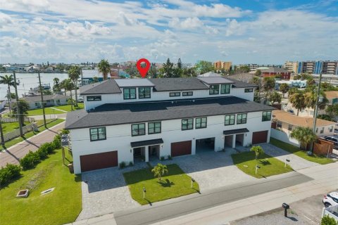 Townhouse in Madeira Beach, Florida 3 bedrooms, 184.88 sq.m. № 2317379 - photo 3