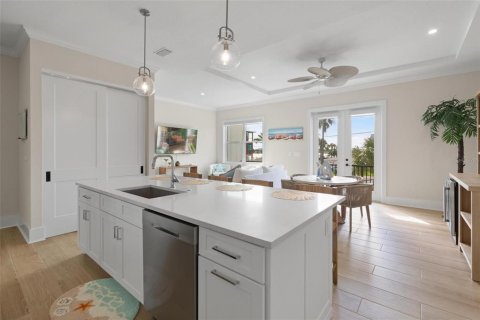 Townhouse in Madeira Beach, Florida 3 bedrooms, 184.88 sq.m. № 2317379 - photo 24