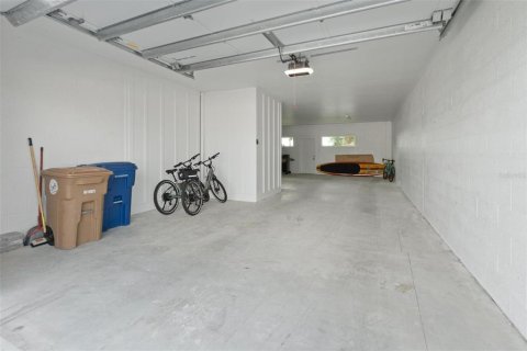 Townhouse in Madeira Beach, Florida 3 bedrooms, 184.88 sq.m. № 2317379 - photo 11